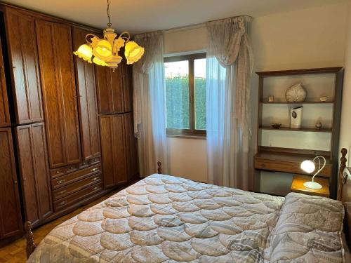 a bedroom with a large bed and a window at Appartamento La Coccinella in Gonàrs