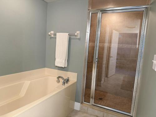 Koupelna v ubytování The Palms – 3BR Condo with Balcony & Pool