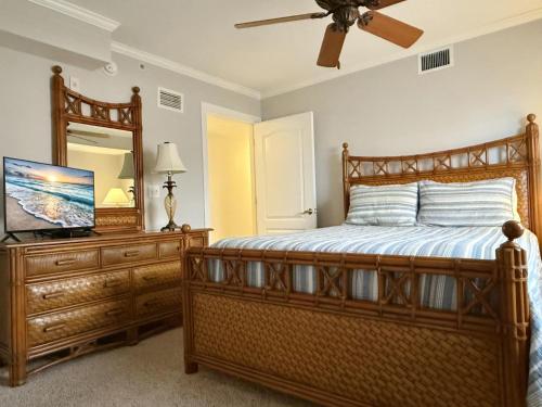 Postel nebo postele na pokoji v ubytování The Palms – 3BR Condo with Balcony & Pool