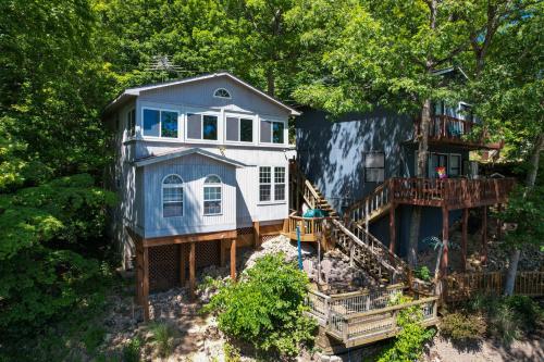Gallery image of Wonderful Remote Lake Cabin! Fish from Deck & Dock in Rocky Mount