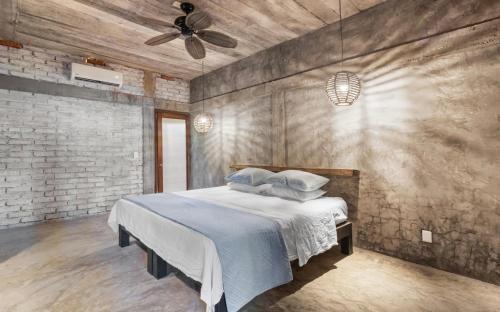 プンタ・ミタにあるSummer Salt Beach Casitaのベッドと天井扇風機のある寝室