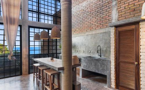プンタ・ミタにあるSummer Salt Beach Casitaの大きなシンクとレンガの壁のあるキッチン