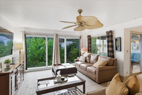 Posezení v ubytování Lakefront Condo with 2 Pools, Courts, Trails & Patios at 12MM