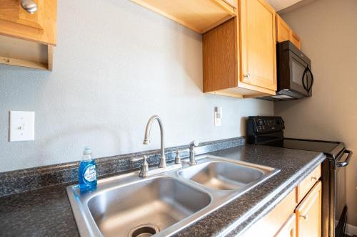 Kuchyň nebo kuchyňský kout v ubytování Private Dock, Paddle Boards, Views & Hot Spots!