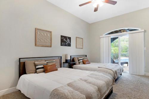 Postel nebo postele na pokoji v ubytování Huge! Sleeps 30-Kayaks, Pedal Boat & Paddle Boards