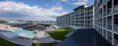 Luftaufnahme eines großen Gebäudes mit Pool in der Unterkunft Lakefront Topsider Condo w/ Boat Slip, 2 Pools & Large Deck in Laguna Beach