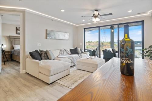 Posezení v ubytování Lakefront Topsider Condo w/ Boat Slip, 2 Pools & Large Deck