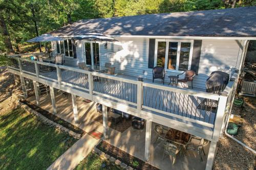 Φωτογραφία από το άλμπουμ του Ideal Cove with Amazing Dock, Kayaks & Fire Pit στο Sunrise Beach