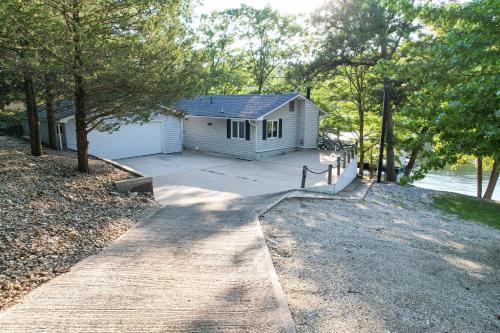 Φωτογραφία από το άλμπουμ του Ideal Cove with Amazing Dock, Kayaks & Fire Pit στο Sunrise Beach