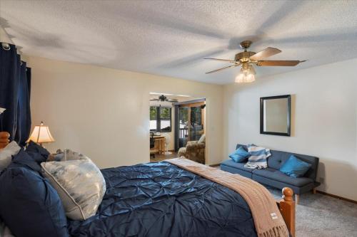 Voodi või voodid majutusasutuse Quiet Cove, Private Dock, Fishing, Swimming, Boat Slip & Kayaks toas