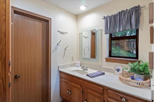 Vannituba majutusasutuses Quiet Cove, Private Dock, Fishing, Swimming, Boat Slip & Kayaks