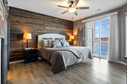 Postel nebo postele na pokoji v ubytování Lands End Condo with Amazing Main Channel Views, 2 Pools, Playground & Boat Slip