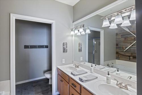 Koupelna v ubytování Lands End Condo with Amazing Main Channel Views, 2 Pools, Playground & Boat Slip