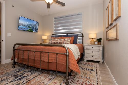 Postel nebo postele na pokoji v ubytování Topsider Condo w/ Stunning Lake Views, Shuffleboard & King Beds