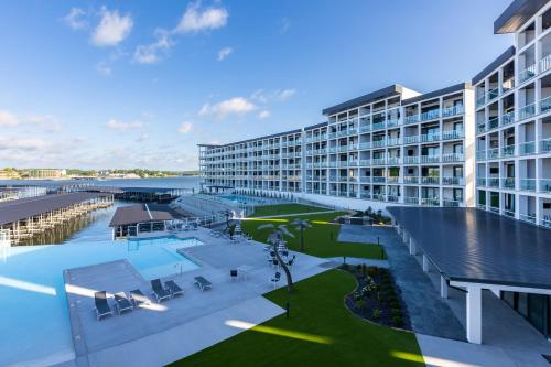 Bazén v ubytování Topsider Condo w/ Stunning Lake Views, Shuffleboard & King Beds nebo v jeho okolí