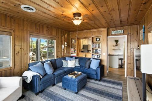 Χώρος καθιστικού στο Lakefront Home at the 10mm with Dock Slip & Bar