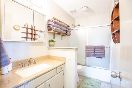 ein weißes Badezimmer mit Waschbecken und Toilette in der Unterkunft Woodmont Point - Wooded Private Lakefront Retreat with Deep Cove Dock and Great Swimming! in Purvis