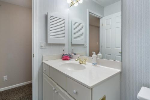 Koupelna v ubytování LazyDays Pet-Friendly Condo w/ Pool & Slip at 3M