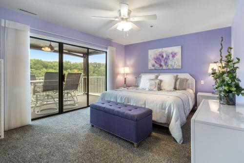 Postel nebo postele na pokoji v ubytování LazyDays Pet-Friendly Condo w/ Pool & Slip at 3M