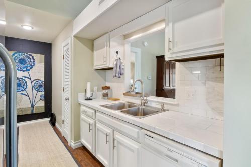 Kuchyň nebo kuchyňský kout v ubytování Perfect Resort Retreat Close to Everything