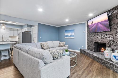 Η κουζίνα ή μικρή κουζίνα στο Our Cove Retreat - Perfect for Wave-Free Swimming, Tanning & Prime Location Fun!