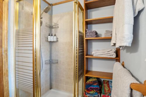 Koupelna v ubytování Stunning Lake View On A Nice & Quiet Relaxing Home