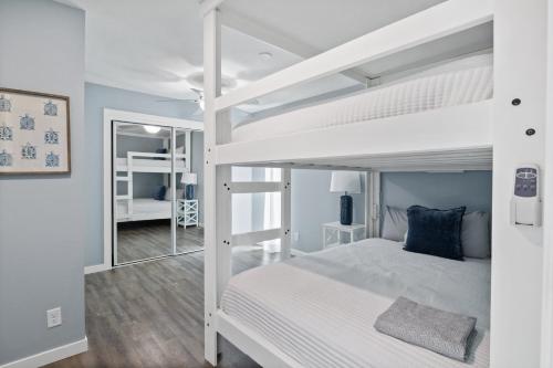 Postel nebo postele na pokoji v ubytování Our Cove Retreat - Perfect for Wave-Free Swimming, Tanning & Prime Location Fun!