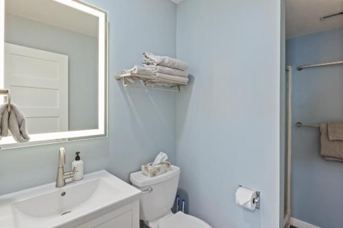 Koupelna v ubytování Our Cove Retreat - Perfect for Wave-Free Swimming, Tanning & Prime Location Fun!