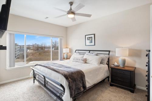 Postel nebo postele na pokoji v ubytování Serene Lake View and Easy Access to Local Delights