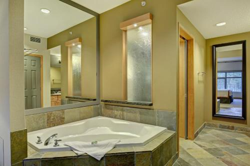 Koupelna v ubytování Enchanting Mountain Condo managed by Little Sister Getaways