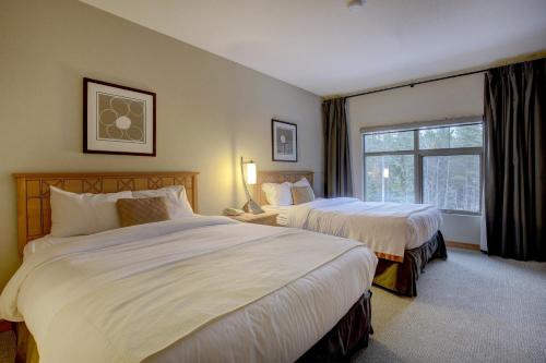 Postel nebo postele na pokoji v ubytování Enchanting Mountain Condo managed by Little Sister Getaways