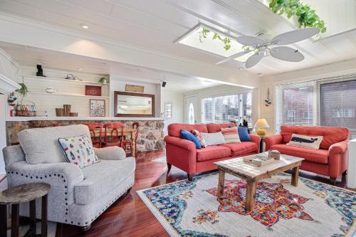 Χώρος καθιστικού στο Lakefront Oasis with Skylights & Covered Boat Slip For Extra Adventure