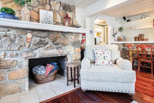 Χώρος καθιστικού στο Lakefront Oasis with Skylights & Covered Boat Slip For Extra Adventure