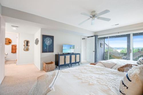 Postel nebo postele na pokoji v ubytování Ten Minutes to "The Strip" - Amazing Lake Views