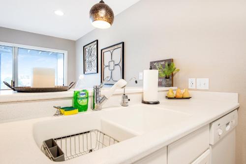 Kuchyň nebo kuchyňský kout v ubytování Ten Minutes to "The Strip" - Amazing Lake Views