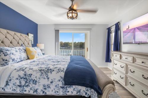 Postel nebo postele na pokoji v ubytování Newly Updated, Amazing Views, Boat Slip & Heated Pool
