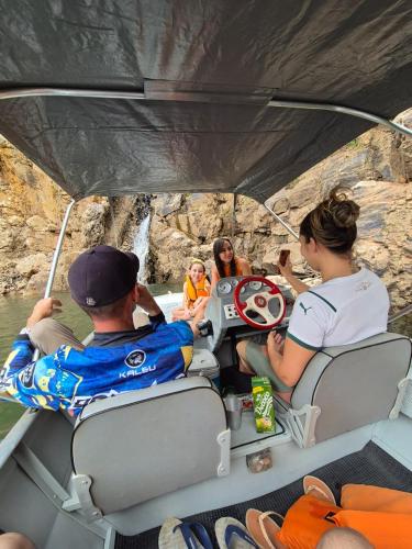 Jídlo v ubytování na lodi nebo okolí