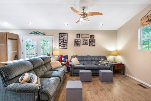 Posezení v ubytování Lake Cabin & Dock - A True Ozarks Experience!