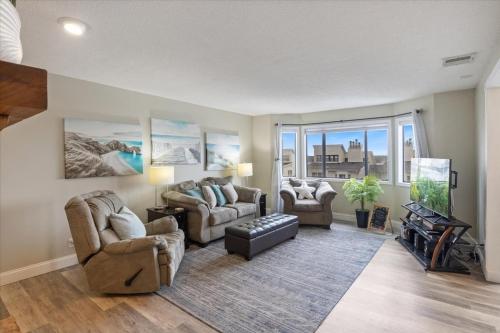 Χώρος καθιστικού στο Lakefront Osage Beach Condo + Workspace w/ Pool Views