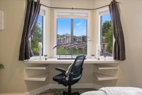 Fotografie z fotogalerie ubytování Lakefront Osage Beach Condo + Workspace w/ Pool Views v destinaci Laguna Beach