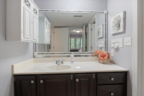 Koupelna v ubytování Lakefront Osage Beach Condo + Workspace w/ Pool Views