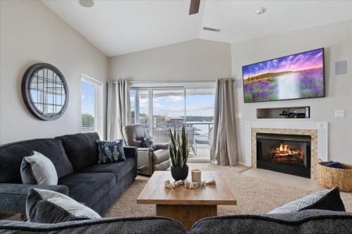 Μια τηλεόραση ή/και κέντρο ψυχαγωγίας στο Main Channel Views, Screened Porch, Pool & Boat Slip