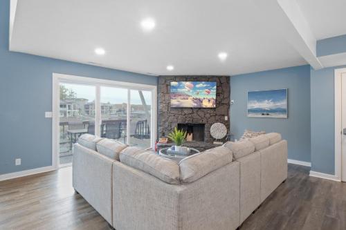 奥沙克湖Our Cove Retreat - Perfect for Wave-Free Swimming, Tanning & Prime Location Fun!的带沙发和壁炉的客厅