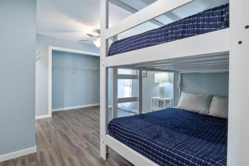 Postel nebo postele na pokoji v ubytování Our Cove Retreat - Perfect for Wave-Free Swimming, Tanning & Prime Location Fun!