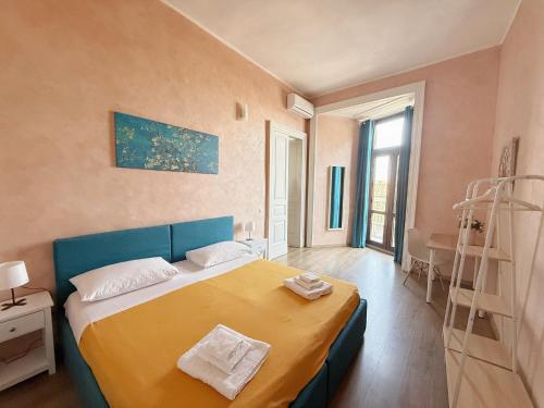 een slaapkamer met een bed en een ladder erin bij Chrilu house in Catania