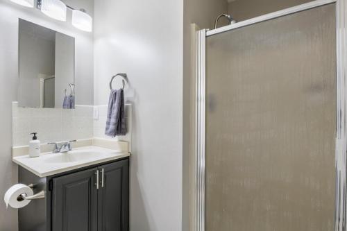 Koupelna v ubytování Great Views and Pool Next to Docknockers!