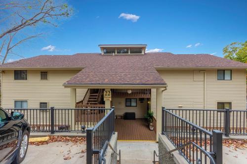 ein Haus mit einer Veranda und einem Dach in der Unterkunft Lakefront Couple Retreat near Hot Spots and Dining in Sunrise Beach