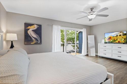 Postel nebo postele na pokoji v ubytování Our Cove Retreat - Perfect for Wave-Free Swimming, Tanning & Prime Location Fun!