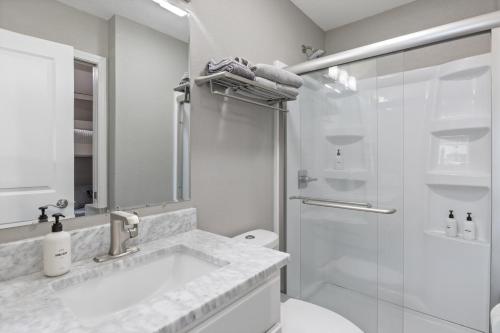 Koupelna v ubytování Our Cove Retreat - Perfect for Wave-Free Swimming, Tanning & Prime Location Fun!