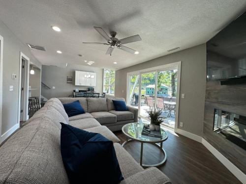 Μια τηλεόραση ή/και κέντρο ψυχαγωγίας στο Our Cove Retreat - Perfect for Swimming, Tanning & Prime Location Fun!